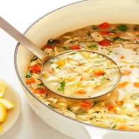 Soupe de poulet à l'orzo citronné