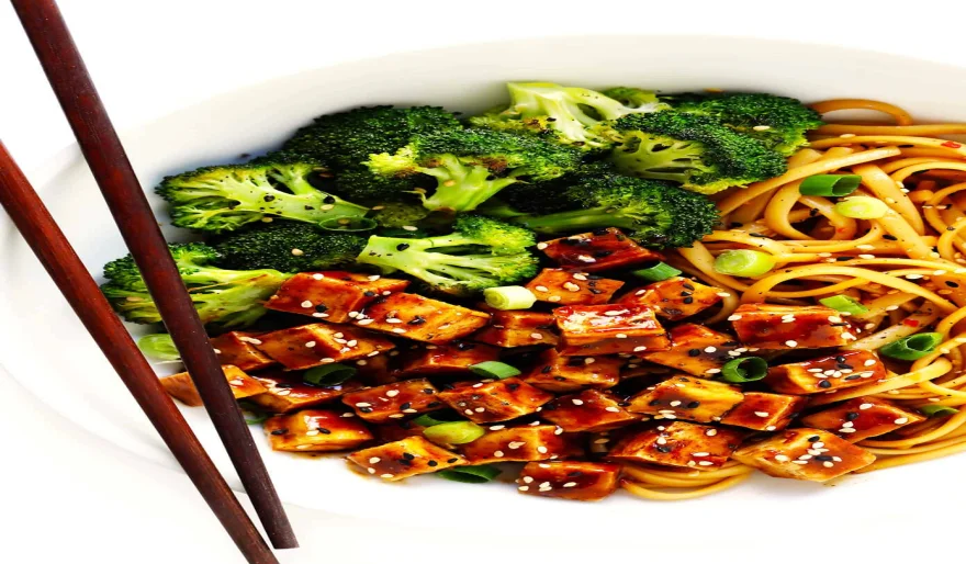 Tofu aux cinq épices et nouilles au sésame