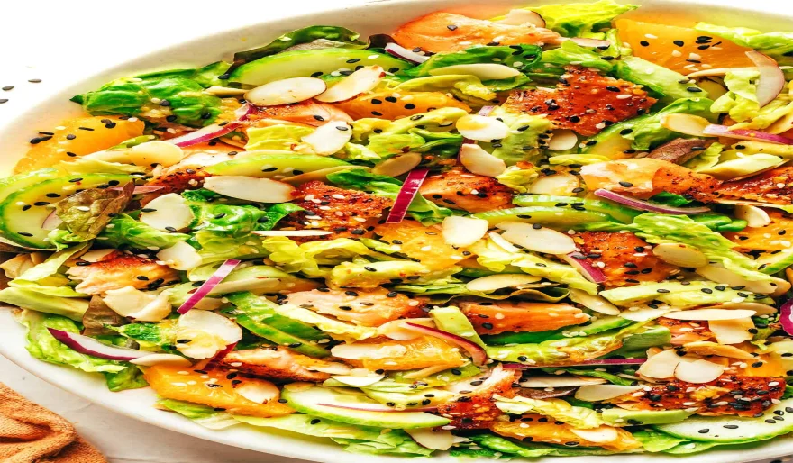 Salade de saumon à l'orange avec vinaigrette chaude au gingembre et au miel