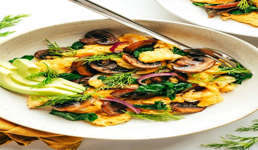 Brouillage d'œufs aux champignons et aux épinards